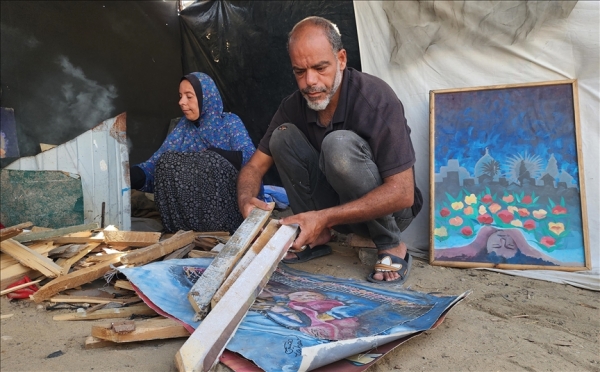 أن تحرق فنك لتمدد بقاءك.. فلسطيني يوقد لوحاته ليطهو بها