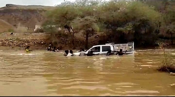 جراء الأمطار.. وفاة 6 أشخاص في شبوة وجرف 3 سيارات وتضرر الأراضي والطرقات