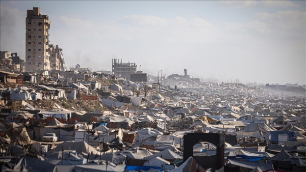 أسير إسرائيلي يجول في غزة برفقة 