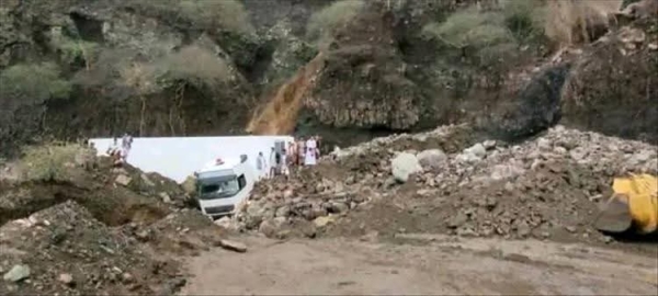 ذمار.. إنشاء مركز طوارئ في منطقة بني سلامة بعد سلسلة من الانهيارات الصخرية