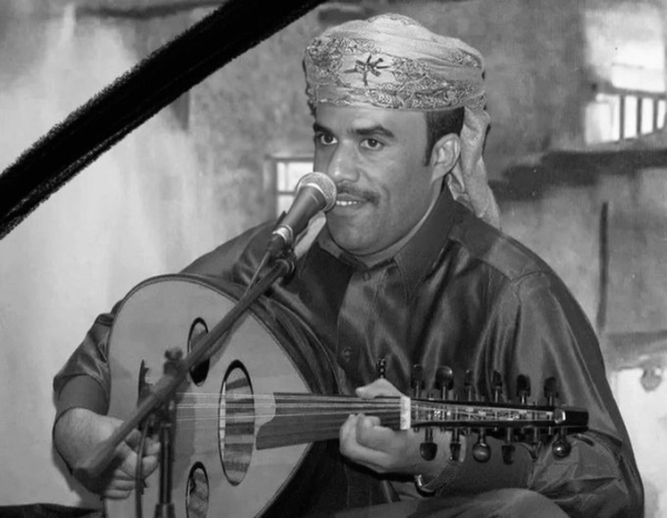 اليمنيون يودعون الفنان اليمني محمد مشعجل بالرثاء والحزن ويستعرضون دوره في الأغنية المهرية