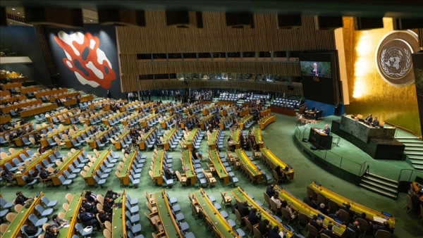 نتنياهو يخاطب قاعة فارغة واحتجاجات تندد باعتلائه منبر الأمم المتحدة