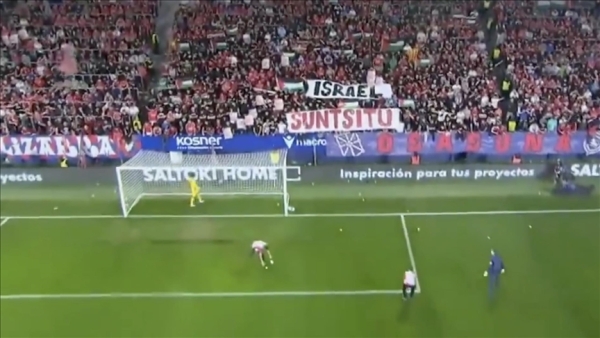 جماهير أوساسونا تحتج ضد إسرائيل بإلقاء كرات التنس في الملعب