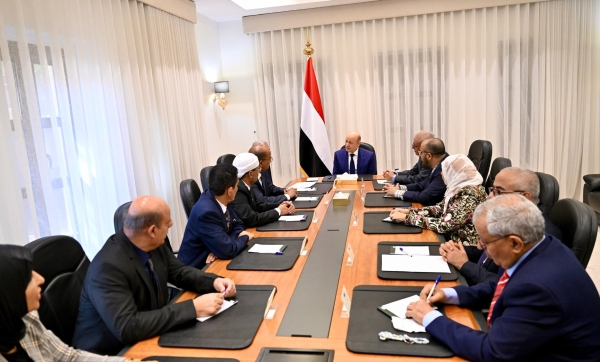 عقب تصاعد خلافات المجلس الرئاسي.. العليمي يلتقي الفريق القانوني ويشيد بدوره لتعزيز نهج الشراكة