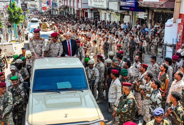 الفريق الداعري يصل إلى تعز وسط عرض عسكري مهيب في استقباله