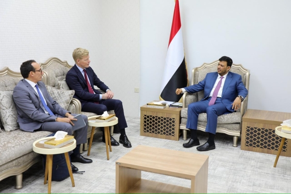 خلال لقائه غروندبرغ.. العليمي يؤكد دعم جهود السلام وفقا للمرجعيات الثلاث