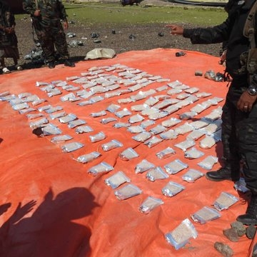 لحج.. ضبط قارب تهريب يحمل 600 الف حبة كبتاجون مخدر قرب باب المندب