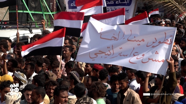 طارق صالح يسلم المخأ لشركة مغمورة ويمنيون يكشفون علاقة الإمارات