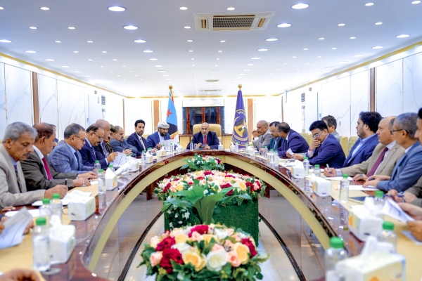 صحيفة: الانتقالي يتجه لإعلان حكومة مصغرة في حال عدم عودة بن بريك