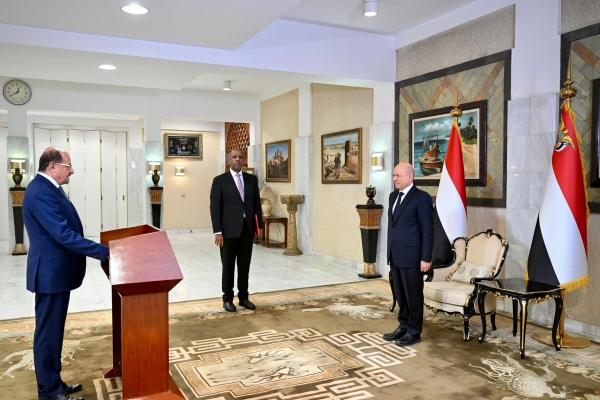 رئيس وأعضاء الحكومة يؤدون اليمين الدستورية في الرياض باستثناء وزير