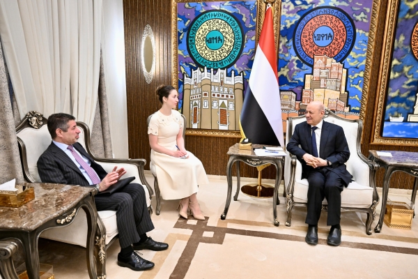 خلال لقائه سفير واشنطن.. العليمي يشدد على دعم الحكومة اليمنية ومواصلة الضغوط القصوى على النظام الإيراني