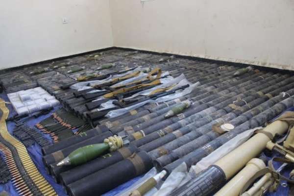 حضرموت.. ضبط أسلحة وقذائف منهوبة من معسكر مطار الريان قبل بيعها
