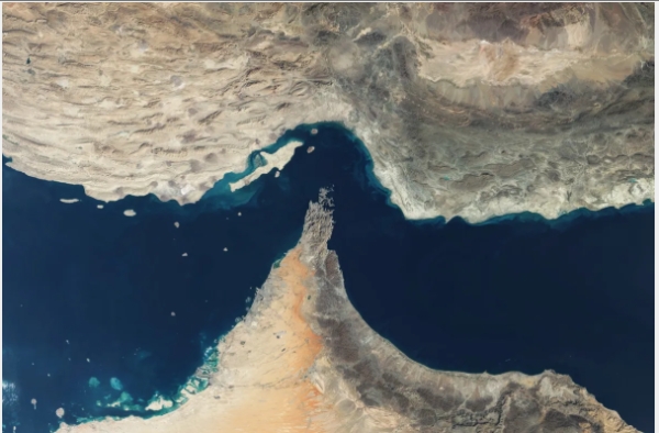 بلومبيرج: بالتشويش والمنع .. هكذا أغلقت إيران مضيق هرمز بفعالية (ترجمة خاصة)