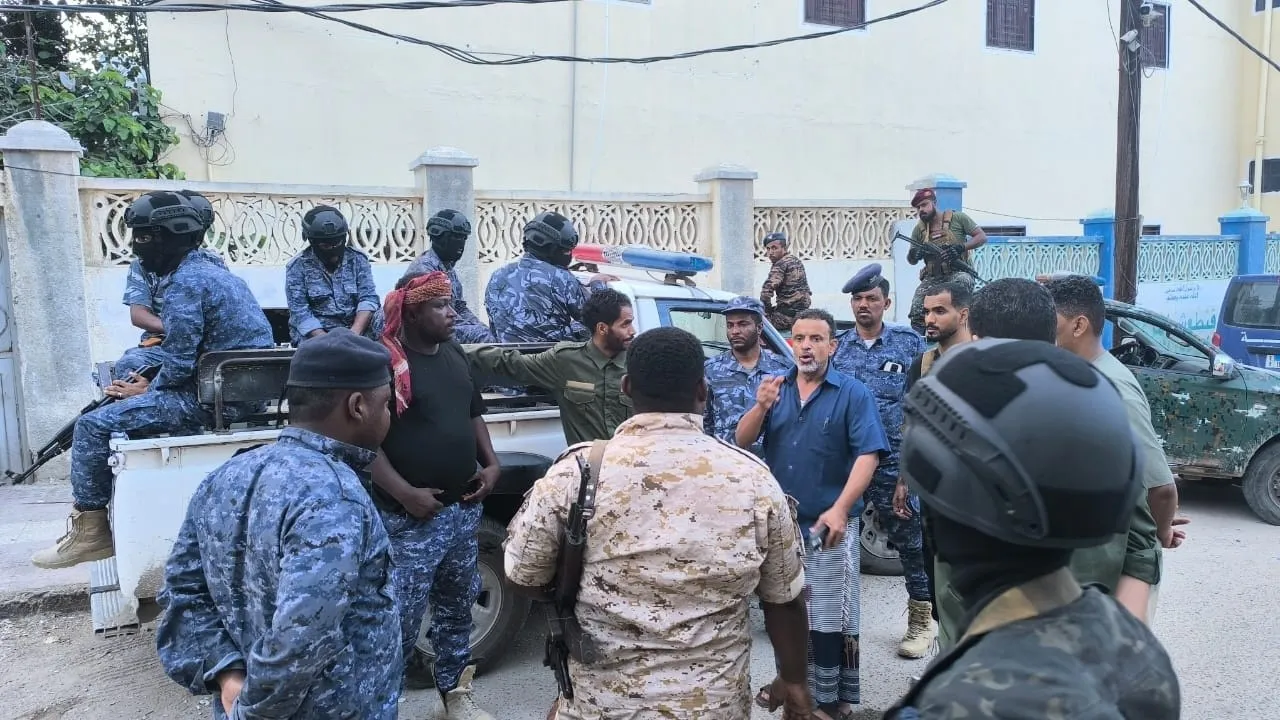 حملة أمنية واسعة في المكلا لضبط مطلوبين ومخالفين لإطلاق النار