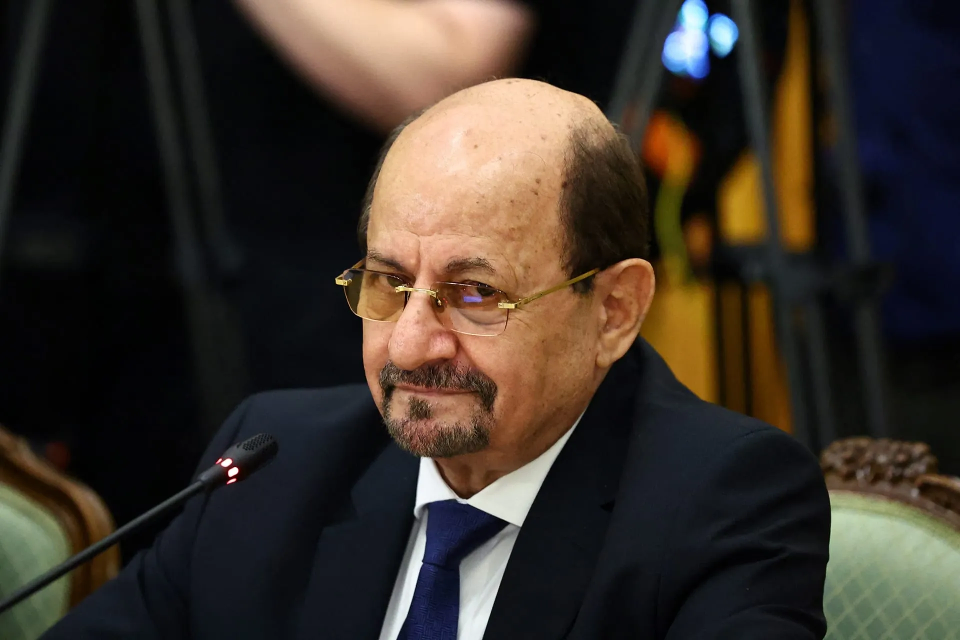 حكومة اليمن تبدأ صرف المرتبات وترد على شائعات التأخير وتكشف خطة للانتظام الشهري