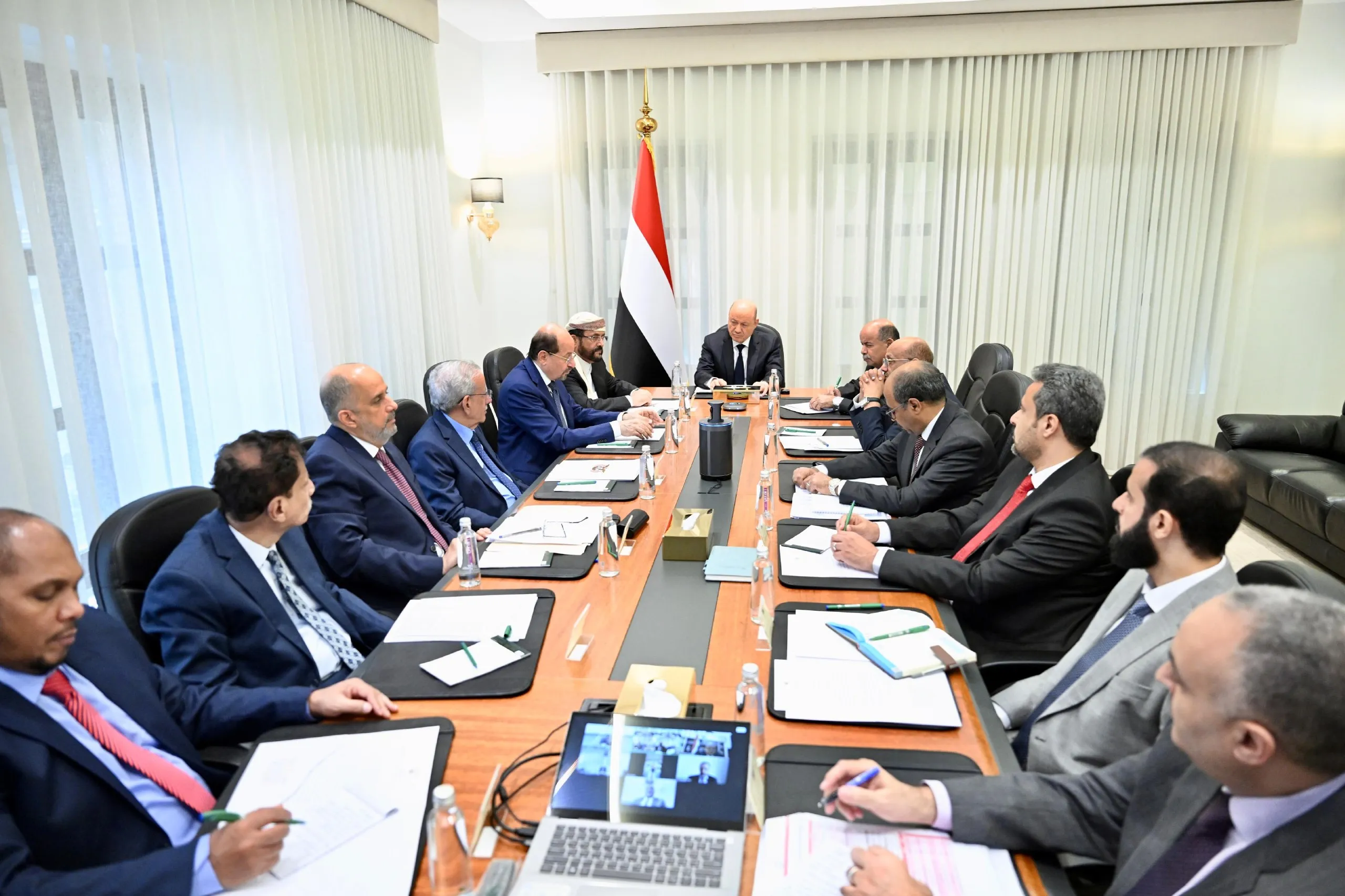 العليمي يوجه بمواصلة اغلاق المواني والمنافذ غير المرخصة وتوريد الإيرادات لحساب الحكومة