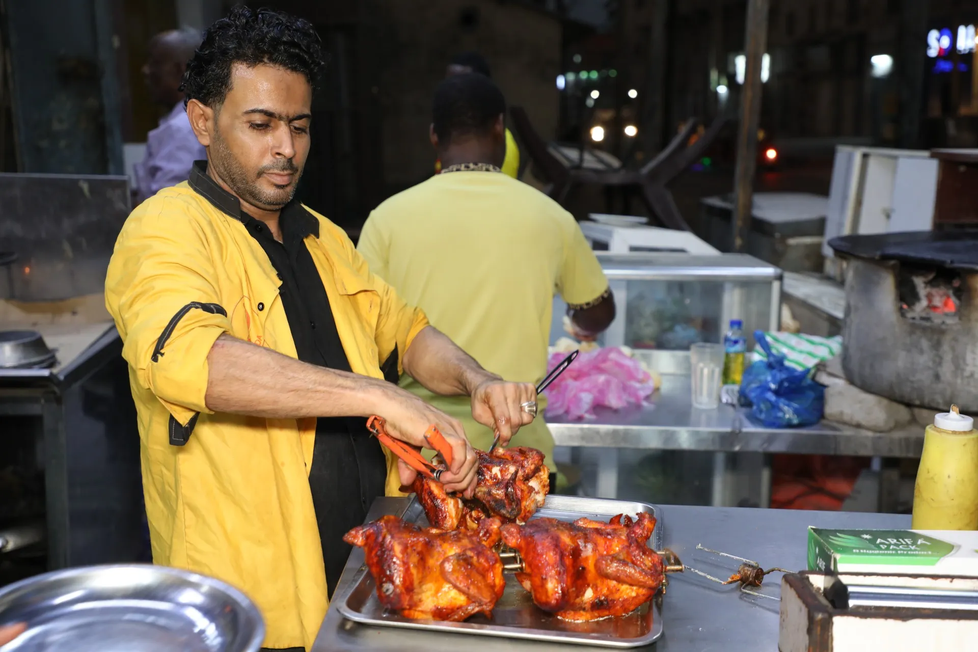 طباح يمني في الصومال يحافظ على نكهات الوطن رغم النزوح