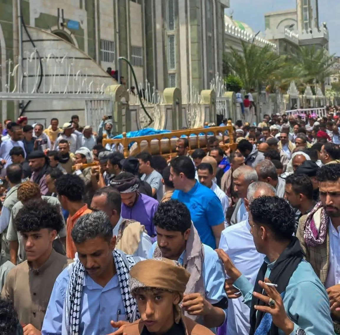 تعز.. تشييع مهيب لجثماني الضابط الشميري والصحفي عبدالصمد القاضي