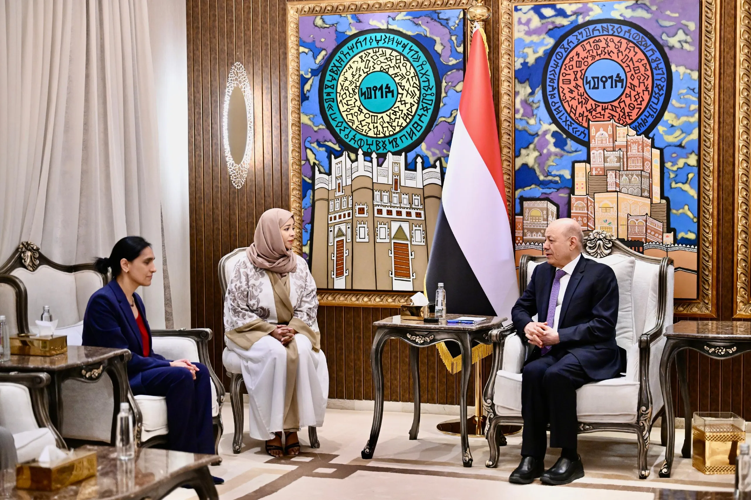 العليمي: وكلاء إيران في المنطقة الأداة الأخطر لتقويض الدول الوطنية وابتزاز الاقتصاد العالمي
