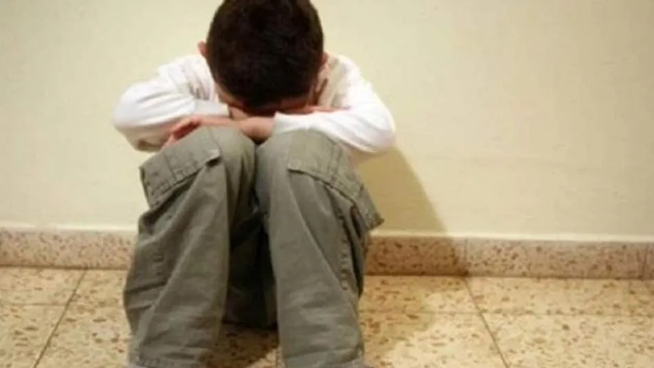 فيما أفرج عن المتهم.. بن لزرق يكشف عن سجن الطفل الذي تعرض للاغتصاب في قسم شرطة الممدارة بعدن