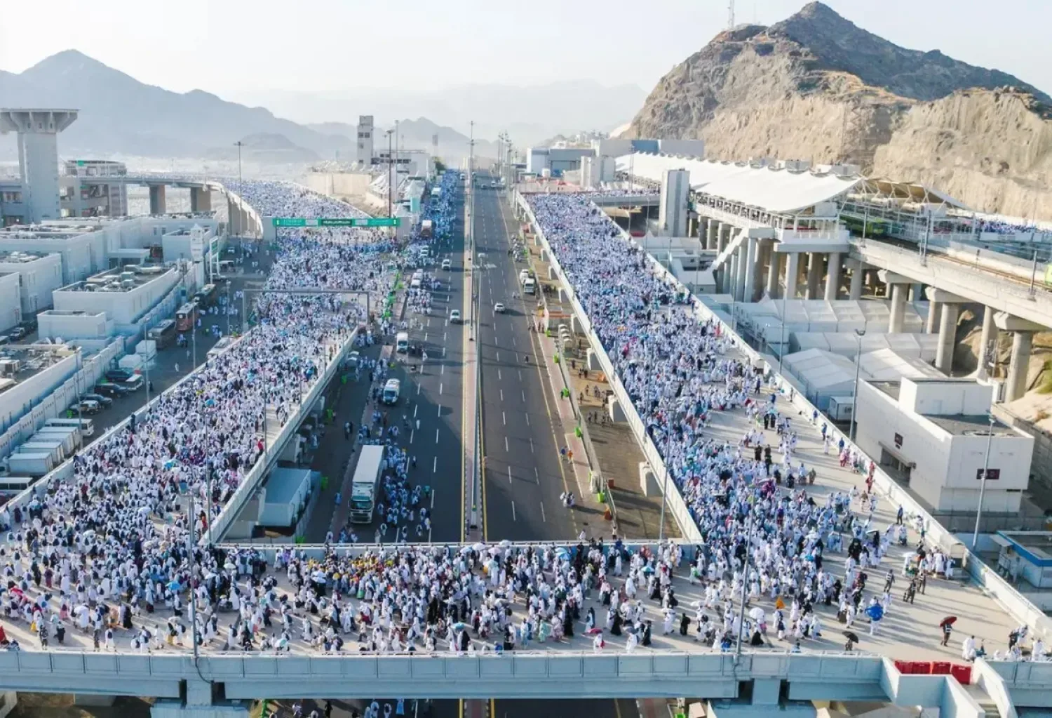 حجاج بيت الله يتوجهون إلى منى لقضاء يوم التروية