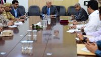 الرئيس هادي يعقد اجتماعا بعدد من المسؤولين والقادة العسكريين بمقر قوات التحالف بعدن (صورة)