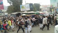 إب: تشييع احد ضحايا الحوثيين بحضور جنائزي مهيب