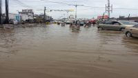 مياه الامطار تغرق شوارع العاصمة المؤقتة ومطالبات سكانية بسرعة التدخل  (صور)