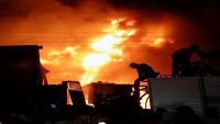 عاجل: اندلاع حريق هائل يلتهم عدة هناجر في عدن"صورة"