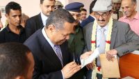 بن دغر يدشن عمل مركز إصدار جوازات السفر بمحافظة عدن