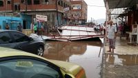 عدن: عاصفة رملية وامطار غزيرة توقف حركة السير وتعطل محولات الكهرباء