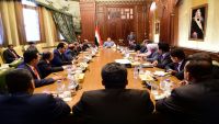 الرئيس هادي يرأس اجتماع للحكومة بحضور الفريق الأحمر في الرياض