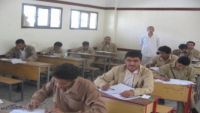 عمران : قيادي في مليشيا الحوثي يستخدم مكبرات الصوت لتسريب الغش في امتحانات الثانوية العامة
