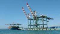 ميناء عدن يعلن جاهزيته الكاملة لاستقبال المواد الإغاثية وحركة الحاويات ومختلف البضائع