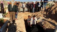 أهالي "خان شيخون" يبدؤون دفن ضحايا القصف الكيميائي على بلدتهم