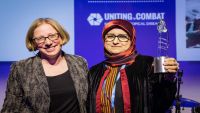 طبيبة يمنية تحصد جائزة دولية مرموقة في سويسرا