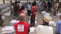 الهلال الأحمر التركي يوزع مساعدات على موظفين بريف تعز