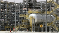 بلومبيرغ: النفط الأميركي ينافس السعودي في معقله