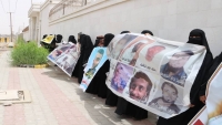 "أمهات المختطفين" بعدن تحمل وزير الداخلية مسؤولية سلامة أبنائها