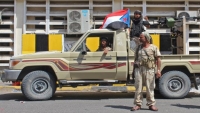 مليشيات تابعة للانتقالي تمزق "العلم" اليمني من بالطوهات الطلاب المتخرجين (فيديو)