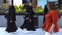 "خالعات الحجاب" حالات تتزايد وجدل يتصاعد فما الأسباب؟