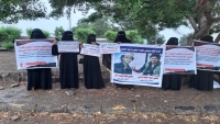 "أمهات المختطفين" تطالب بالإفراج عن 82 معتقلاً من سجون عدن