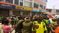 عمال نظافة يحتجون في المكلا للمطالبة بحقوقهم