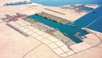 اتهامات لرئيس الحكومة بعرقلة تشغيل ميناء قنا بشبوة والتآمر ضد المحافظ