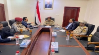 وزير الدفاع يناقش مع محافظ الجوف الوضع الميداني في جبهات القتال