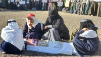 وقفة إحتجاجية لطالبات بمخيم للنازحين تنديدا بقصف الحوثيين مدينة مأرب