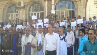 تعز.. محتجون يطالبون بإقالة المحافظ "شمسان" وينددون بتردي الخدمات