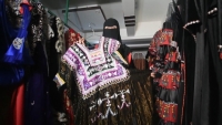 امرأة توثق الهوية اليمنية التراثية من خلال الأزياء القديمة