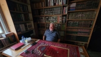 خشية قصفها.. غزاوي يعرض مكتبته العلمية الخاصة للبيع