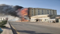 شبوة.. حريق هائل بأحد فنادق عتق وغياب تام للدفاع المدني "فيديو"